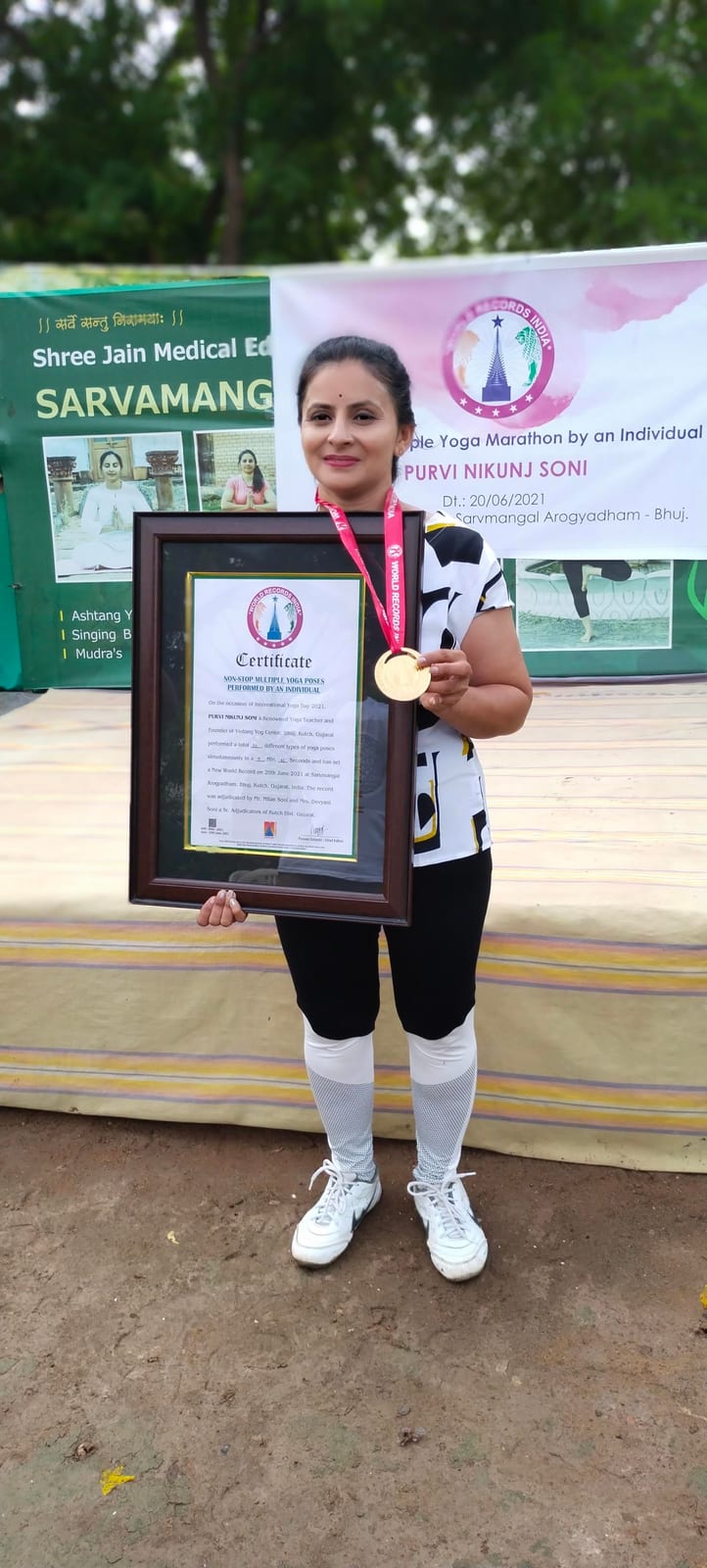 Purvi Soni holding her World Records India certificate and medal at the record event